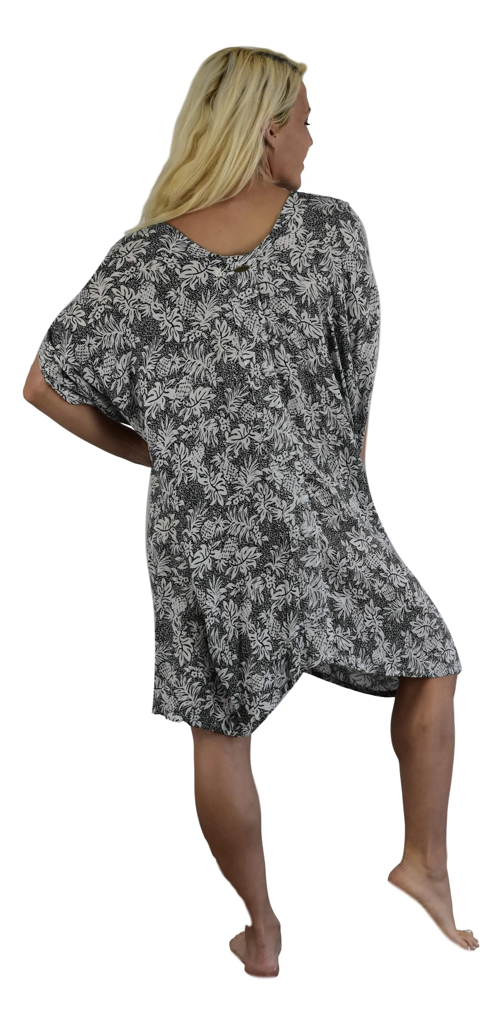 Aloha Royale - Makena Poncho with coconut buttons - Leaf - Black and white