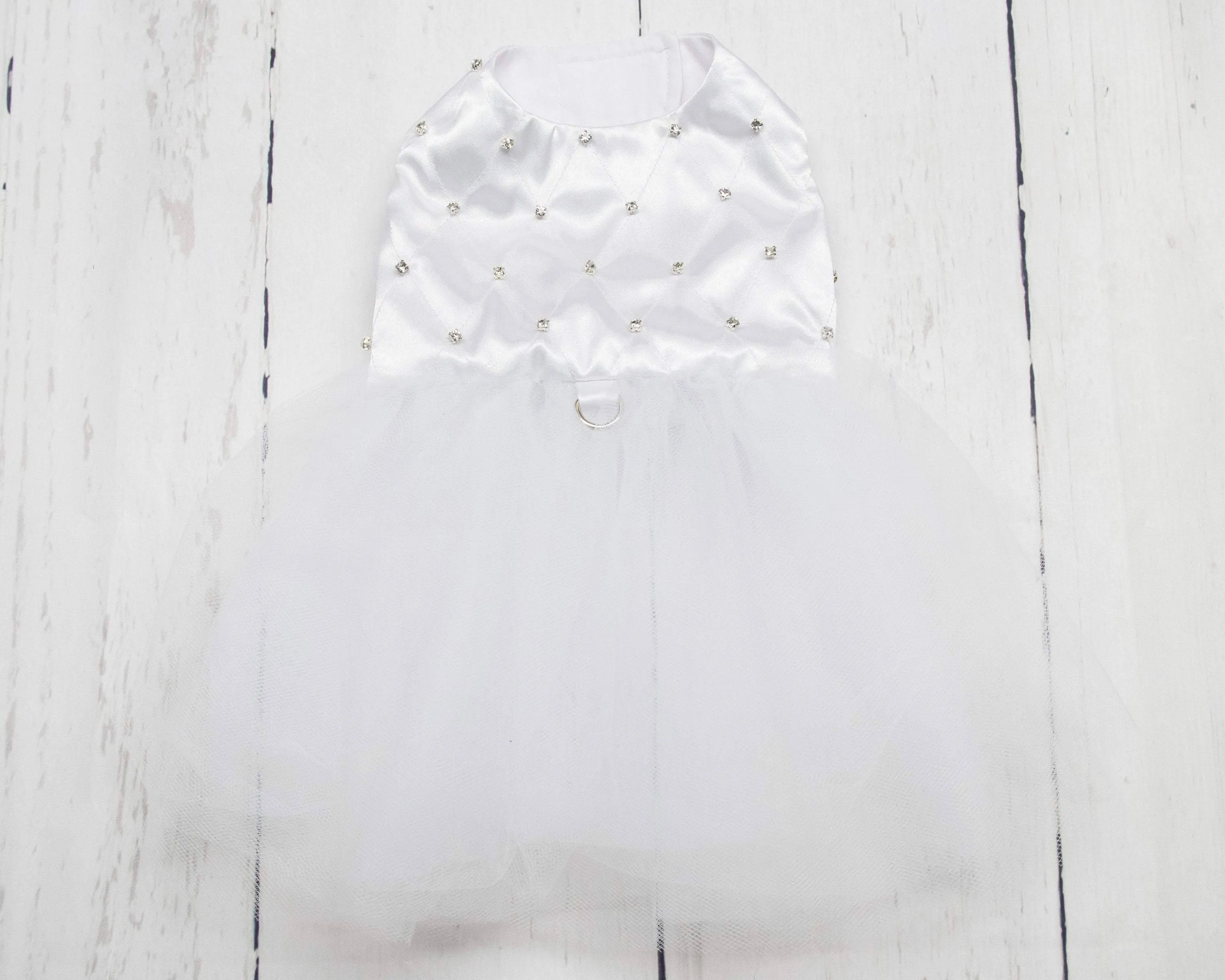 Ensemble robe martini pour chien en satin blanc pour mariage, avec brillants dorés ou argentés, fleurs, collier et laisse assortis