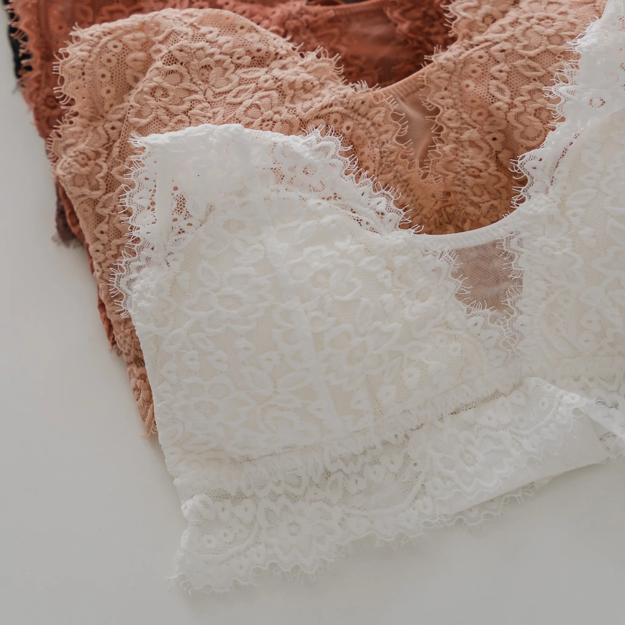Petal Soft! Lace Lightly-Lined Bralette in White