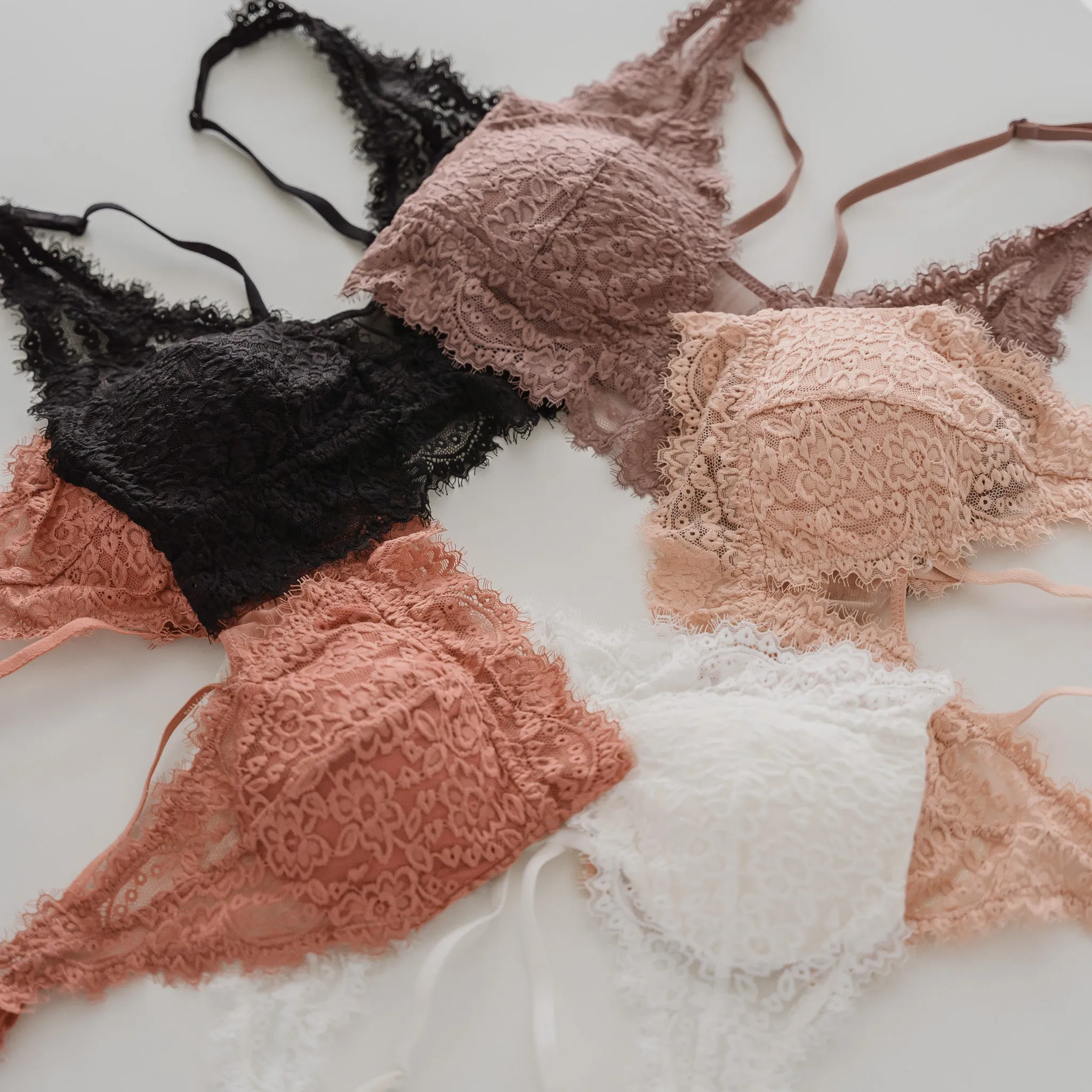 Petal Soft! Lace Lightly-Lined Bralette in White