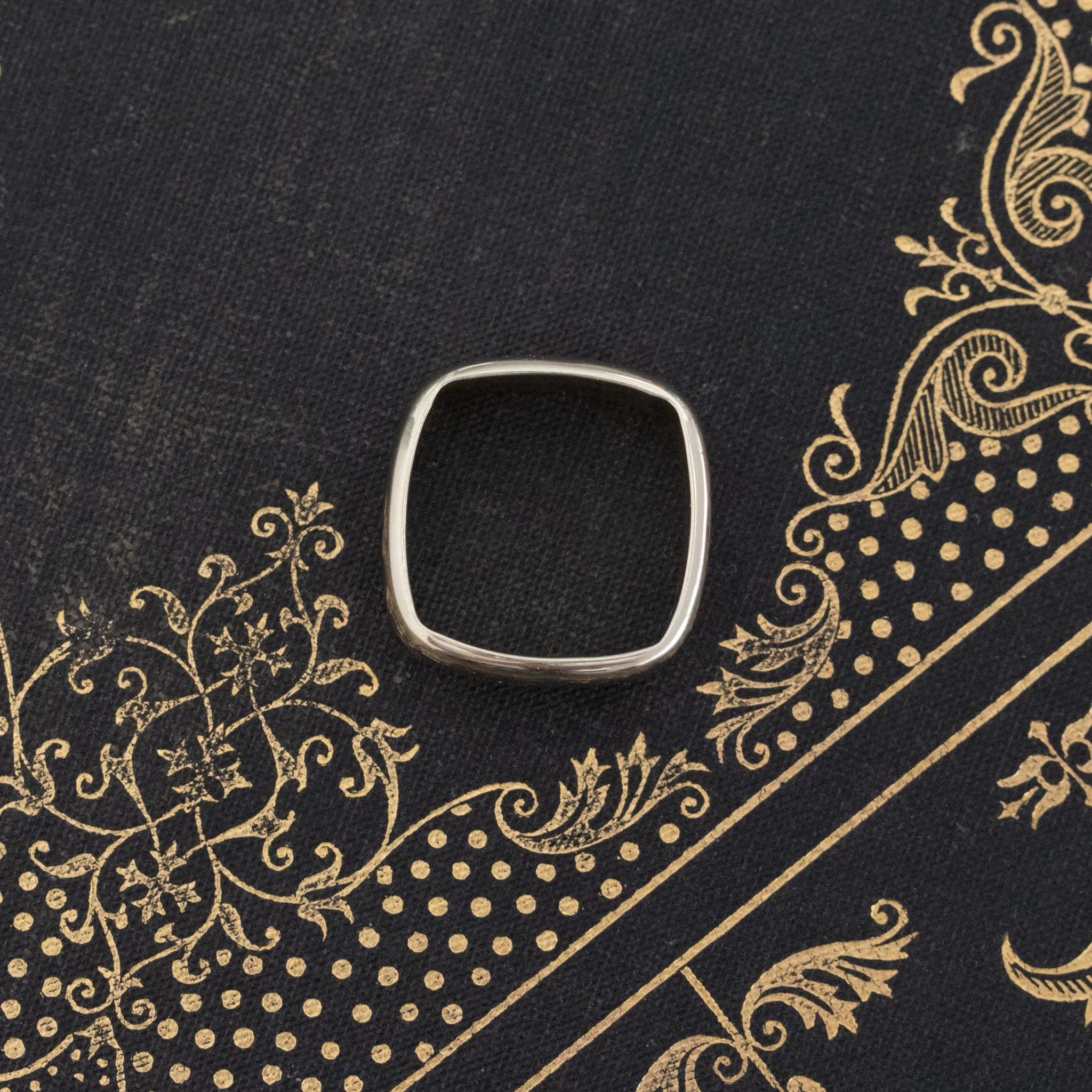 Vintage Triple Tone Gold Row Square Band